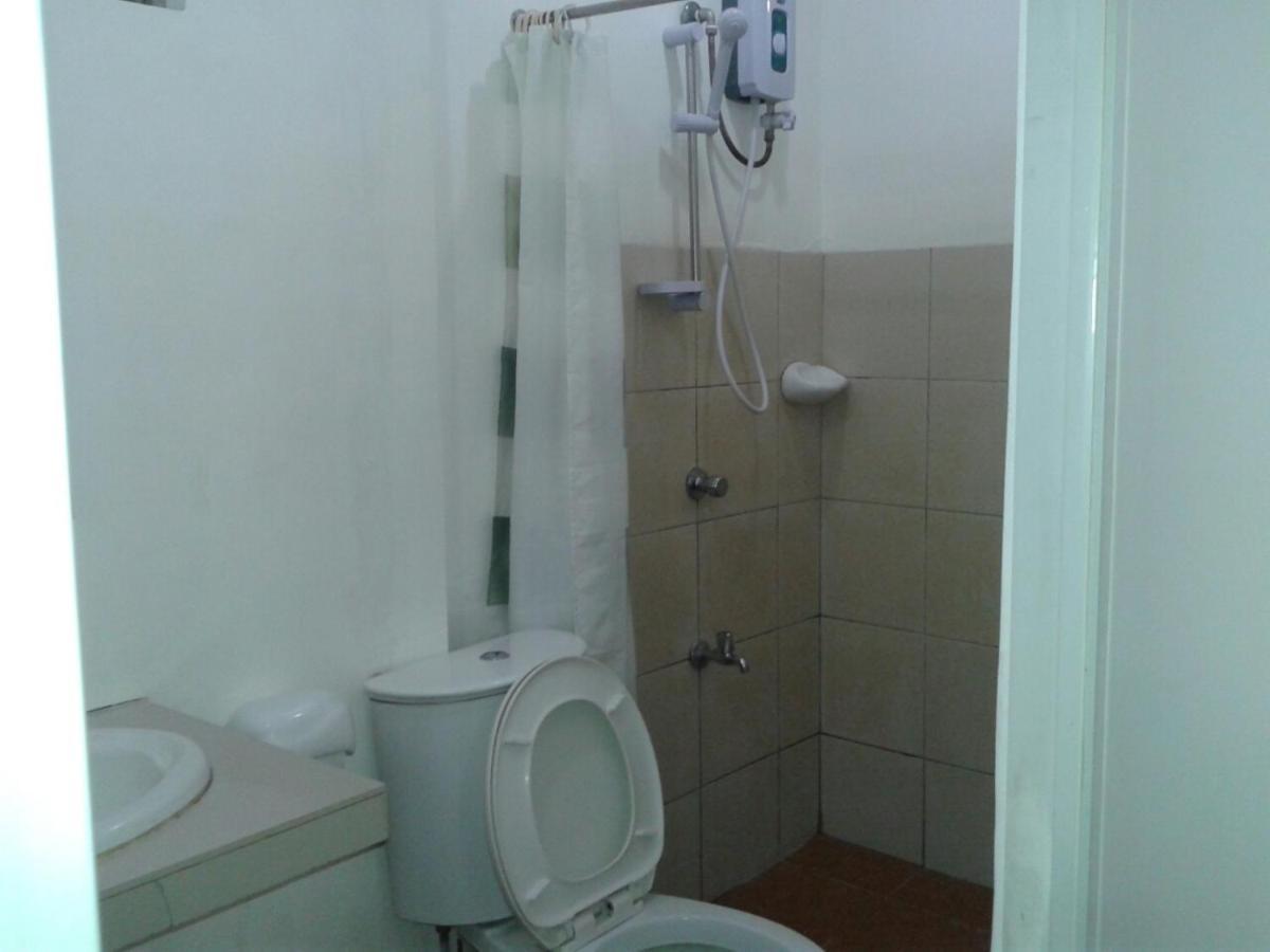 11Th Street Bed And Breakfast Баколод Номер фото