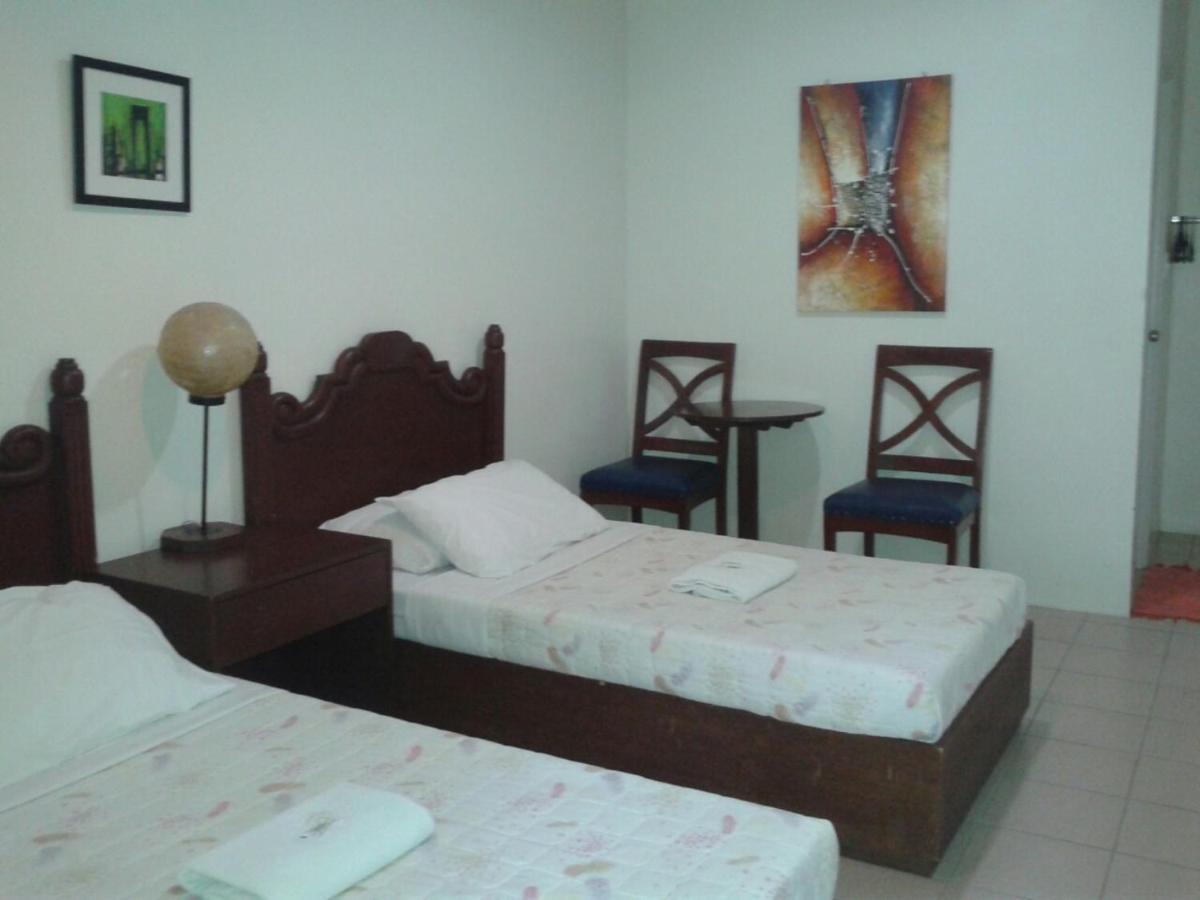 11Th Street Bed And Breakfast Баколод Номер фото
